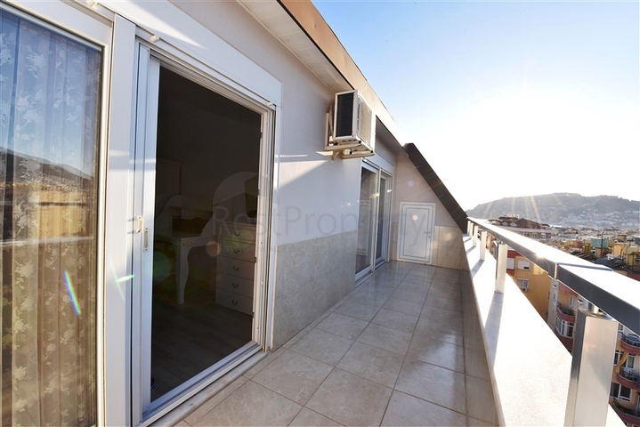 اطلالة بحر وقلعة - دوبلكس 4 غرف وصالة - في مركز الانيا 