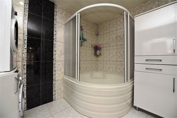 اطلالة بحر وقلعة - دوبلكس 4 غرف وصالة - في مركز الانيا 