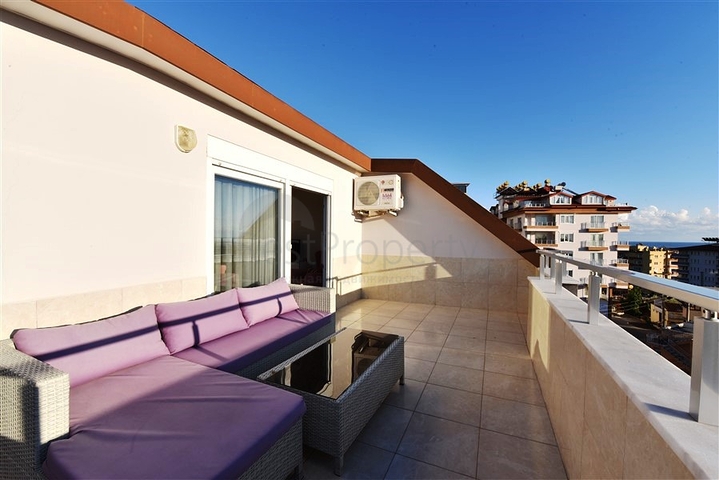 اطلالة بحر وقلعة - دوبلكس 4 غرف وصالة - في مركز الانيا 