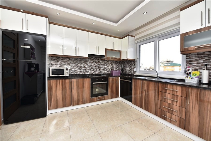 اطلالة بحر وقلعة - دوبلكس 4 غرف وصالة - في مركز الانيا 