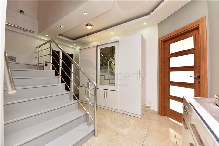 اطلالة بحر وقلعة - دوبلكس 4 غرف وصالة - في مركز الانيا 