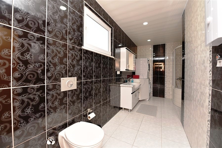 اطلالة بحر وقلعة - دوبلكس 4 غرف وصالة - في مركز الانيا 