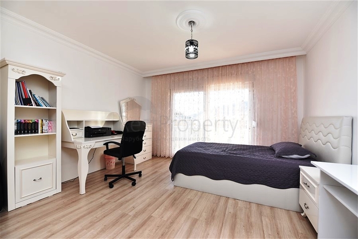 اطلالة بحر وقلعة - دوبلكس 4 غرف وصالة - في مركز الانيا 