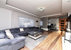 اطلالة بحر وقلعة - دوبلكس 4 غرف وصالة - في مركز الانيا 