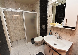 اطلالة بحر وقلعة - دوبلكس 4 غرف وصالة - في مركز الانيا 