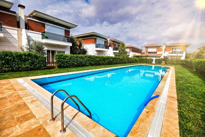 فيلا من 4 غرف نوم في Altinkol Dosemealti أنطاليا