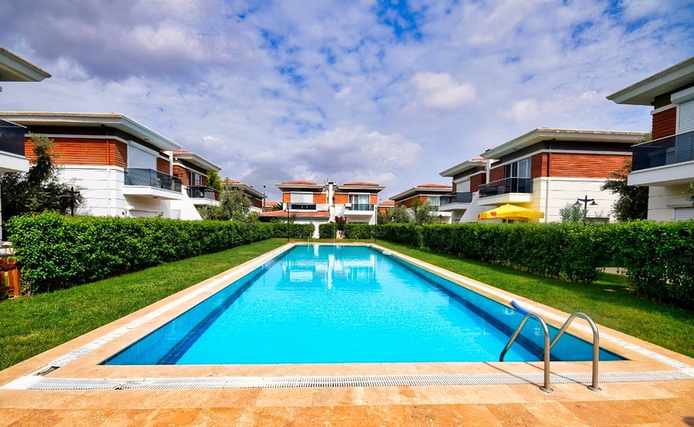 فيلا من 4 غرف نوم في Altinkol Dosemealti أنطاليا