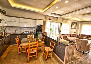 فيلا من 4 غرف نوم في Altinkol Dosemealti أنطاليا