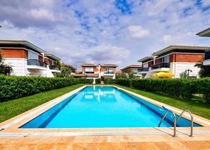 فيلا من 4 غرف نوم في Altinkol Dosemealti أنطاليا