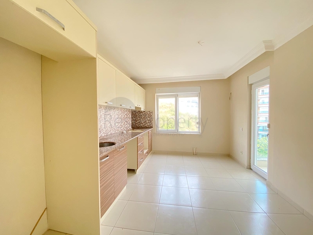 شقة 3 غرف وصالة - مطبخ منفصل - ضمن مجمع - في جيكجلي / الانيا 