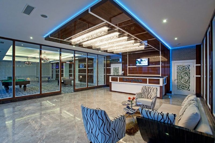 مجمع يضم كافة الخدمات -شقة غرفة وصالة - في كارجي جاك / الانيا 