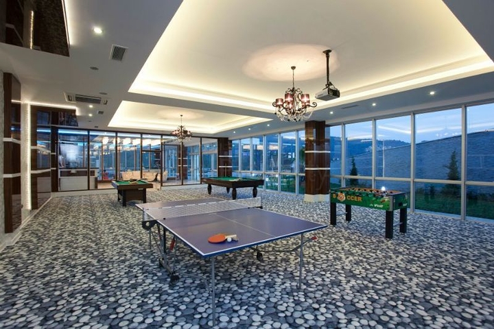 مجمع يضم كافة الخدمات -شقة غرفة وصالة - في كارجي جاك / الانيا 