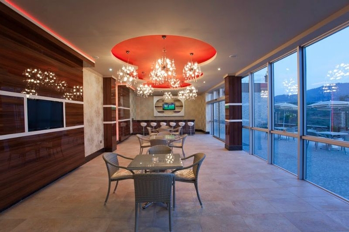 مجمع يضم كافة الخدمات -شقة غرفة وصالة - في كارجي جاك / الانيا 