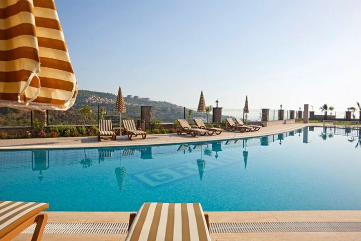 مجمع يضم كافة الخدمات -شقة غرفة وصالة - في كارجي جاك / الانيا 