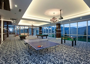 مجمع يضم كافة الخدمات -شقة غرفة وصالة - في كارجي جاك / الانيا 