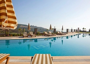 مجمع يضم كافة الخدمات -شقة غرفة وصالة - في كارجي جاك / الانيا 