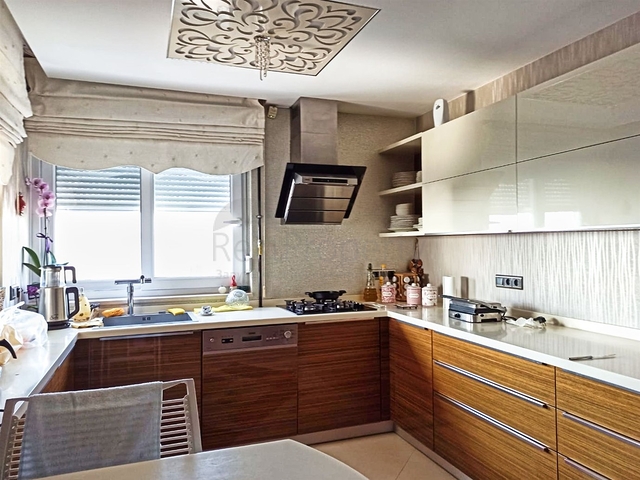 شقة واسعة 5 + 1 على مسافة قريبة من البحر في أنطاليا