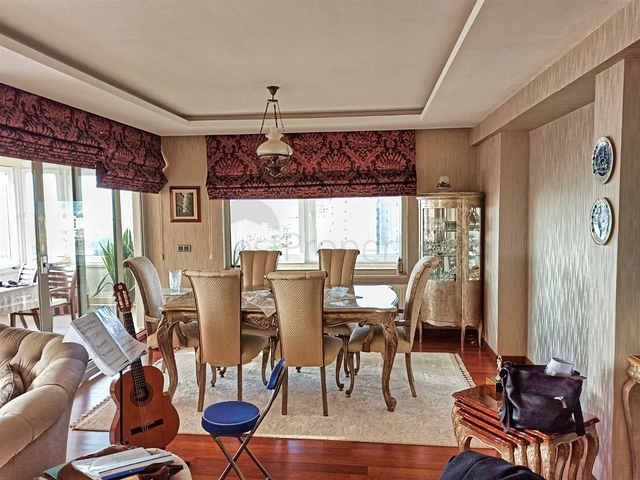 شقة واسعة 5 + 1 على مسافة قريبة من البحر في أنطاليا