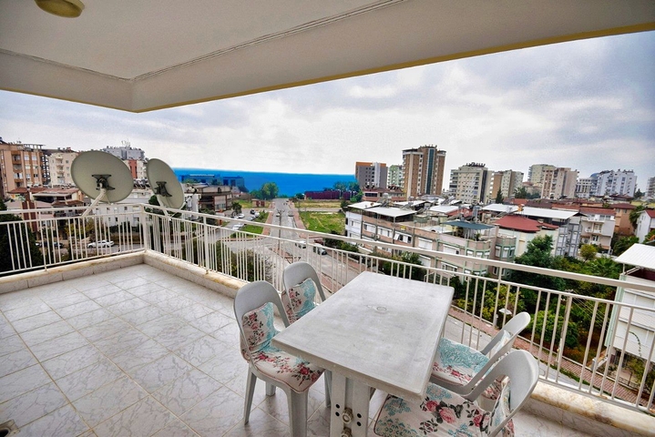 شقة 3 + 1 تطل على البحر الأبيض المتوسط ​​في لارا أنطاليا