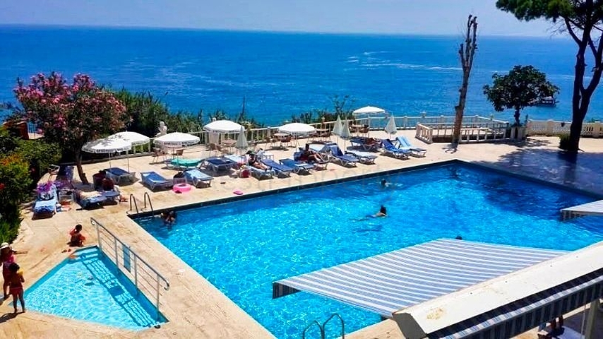 شقة 3 + 1 تطل على البحر الأبيض المتوسط ​​في لارا أنطاليا