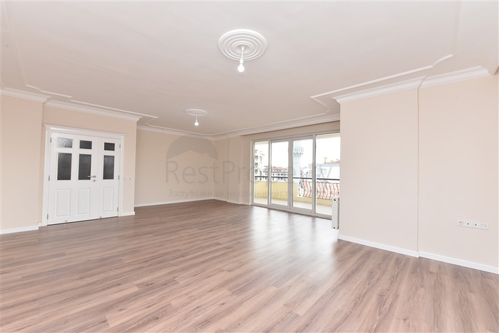 منزل عائلي - دوبلكس 5 غرف وصالة - في مركز الانيا 