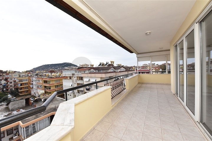 منزل عائلي - دوبلكس 5 غرف وصالة - في مركز الانيا 