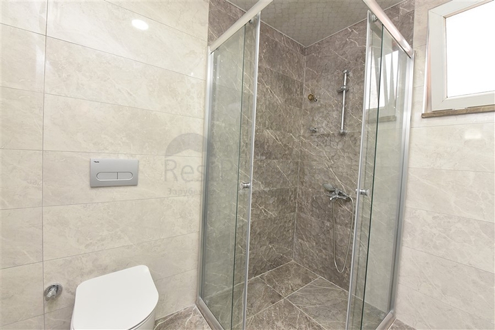 منزل عائلي - دوبلكس 5 غرف وصالة - في مركز الانيا 