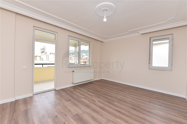 منزل عائلي - دوبلكس 5 غرف وصالة - في مركز الانيا 