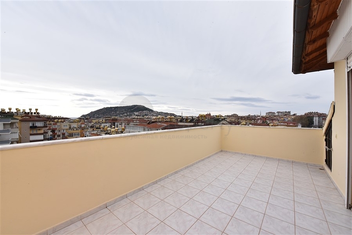 منزل عائلي - دوبلكس 5 غرف وصالة - في مركز الانيا 