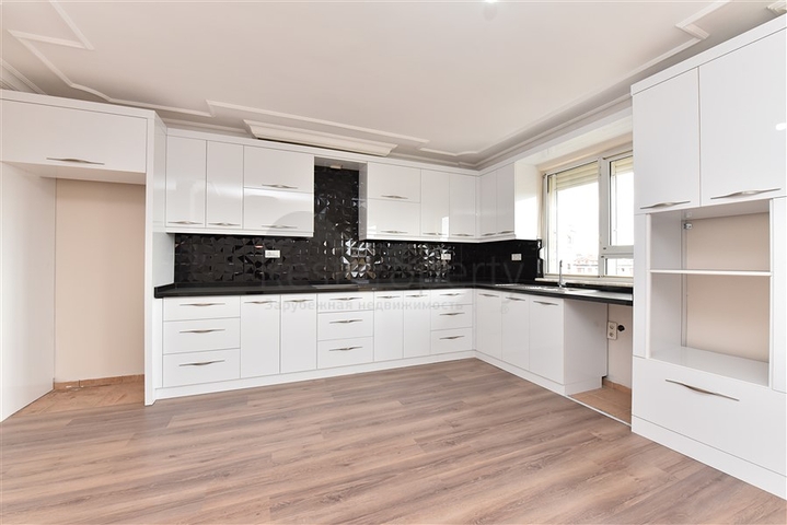 منزل عائلي - دوبلكس 5 غرف وصالة - في مركز الانيا 