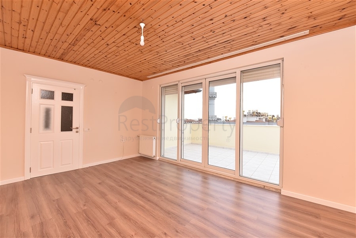 منزل عائلي - دوبلكس 5 غرف وصالة - في مركز الانيا 