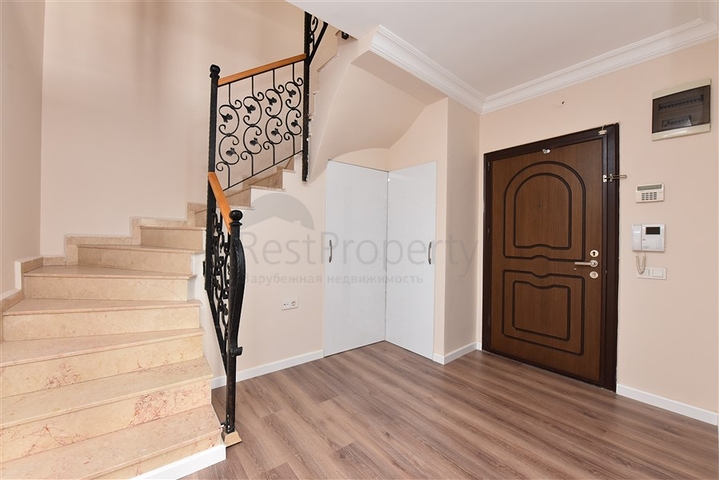 منزل عائلي - دوبلكس 5 غرف وصالة - في مركز الانيا 