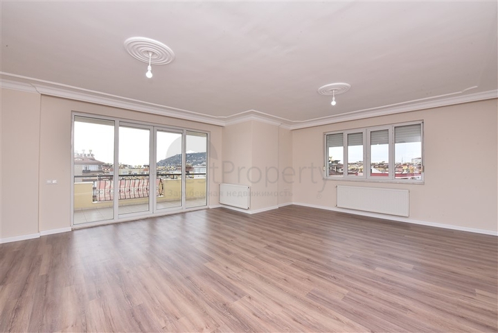 منزل عائلي - دوبلكس 5 غرف وصالة - في مركز الانيا 