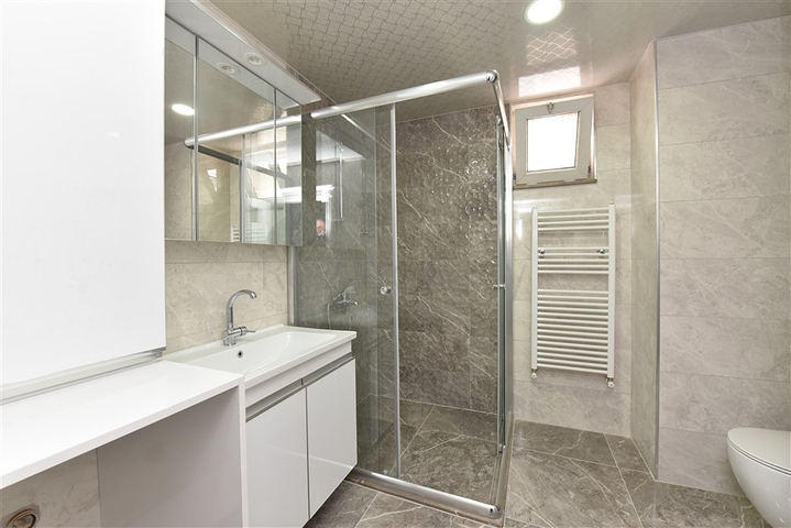 منزل عائلي - دوبلكس 5 غرف وصالة - في مركز الانيا 