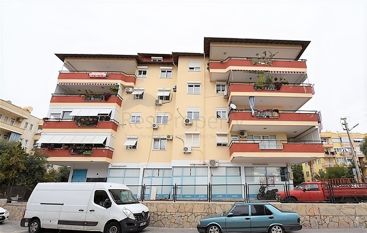 منزل عائلي - دوبلكس 5 غرف وصالة - في مركز الانيا 