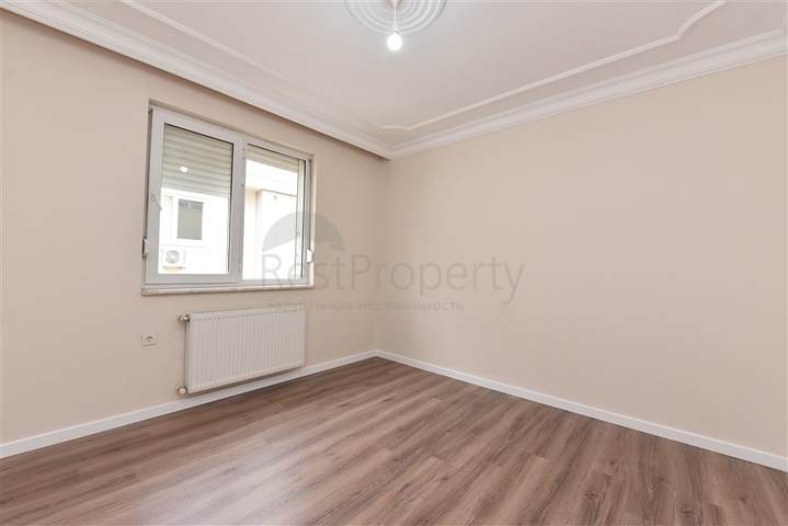 منزل عائلي - دوبلكس 5 غرف وصالة - في مركز الانيا 