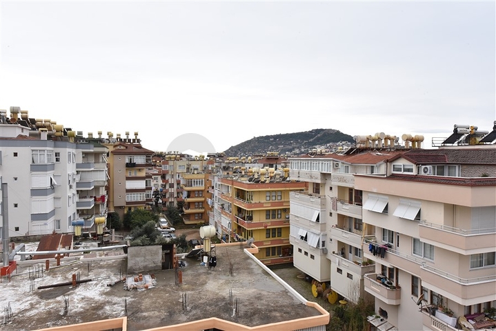 منزل عائلي - دوبلكس 5 غرف وصالة - في مركز الانيا 