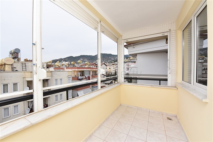 منزل عائلي - دوبلكس 5 غرف وصالة - في مركز الانيا 