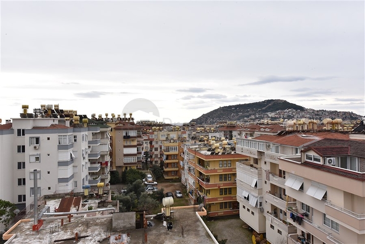 منزل عائلي - دوبلكس 5 غرف وصالة - في مركز الانيا 