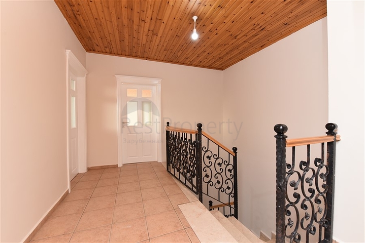 منزل عائلي - دوبلكس 5 غرف وصالة - في مركز الانيا 