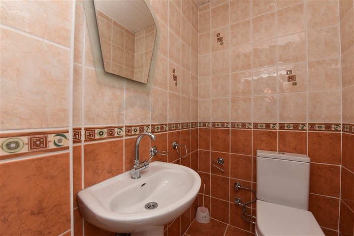 منزل عائلي - دوبلكس 5 غرف وصالة - في مركز الانيا 