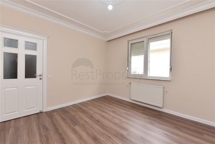 منزل عائلي - دوبلكس 5 غرف وصالة - في مركز الانيا 