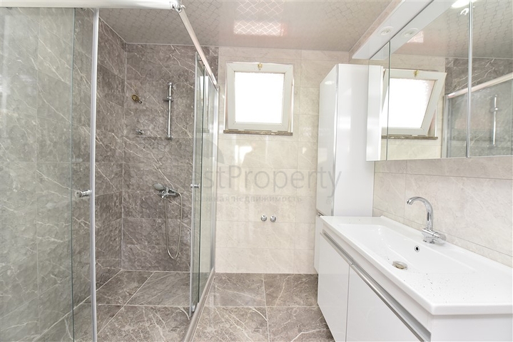 منزل عائلي - دوبلكس 5 غرف وصالة - في مركز الانيا 