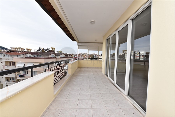 منزل عائلي - دوبلكس 5 غرف وصالة - في مركز الانيا 