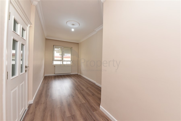 منزل عائلي - دوبلكس 5 غرف وصالة - في مركز الانيا 