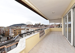 منزل عائلي - دوبلكس 5 غرف وصالة - في مركز الانيا 