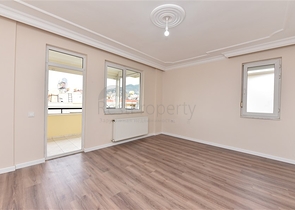 منزل عائلي - دوبلكس 5 غرف وصالة - في مركز الانيا 