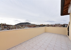 منزل عائلي - دوبلكس 5 غرف وصالة - في مركز الانيا 