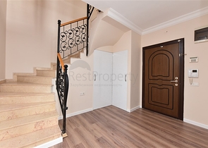 منزل عائلي - دوبلكس 5 غرف وصالة - في مركز الانيا 