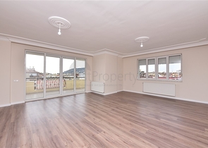 منزل عائلي - دوبلكس 5 غرف وصالة - في مركز الانيا 